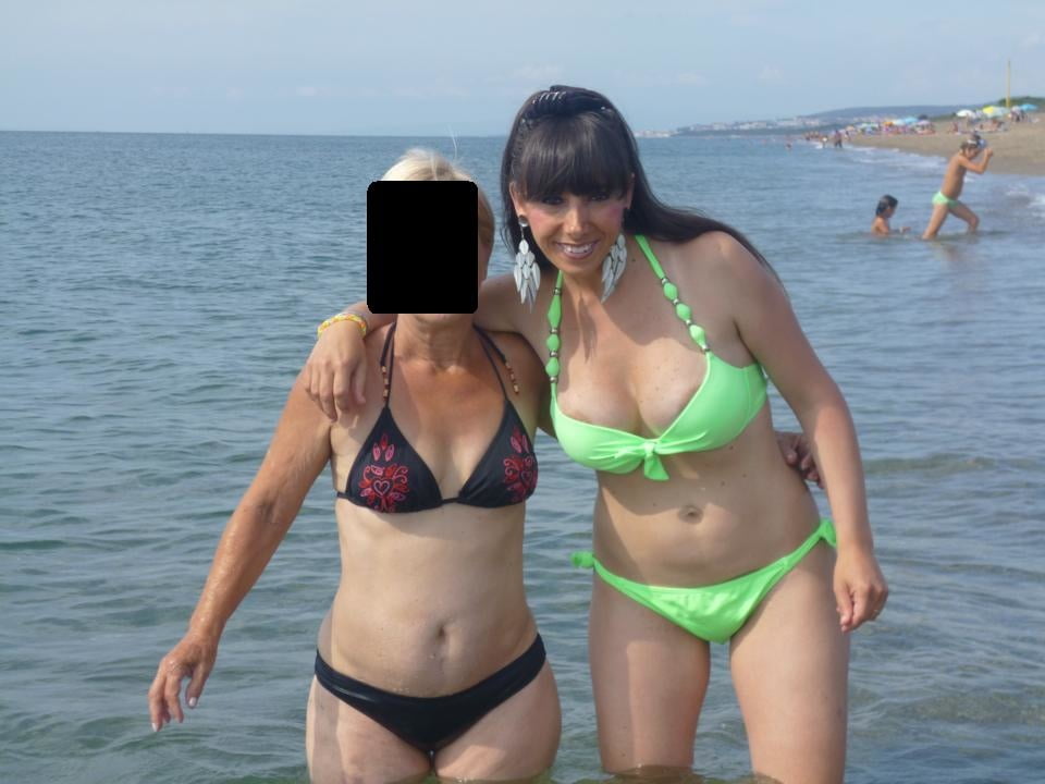 イタリア人女性のビーチ
 #94035743