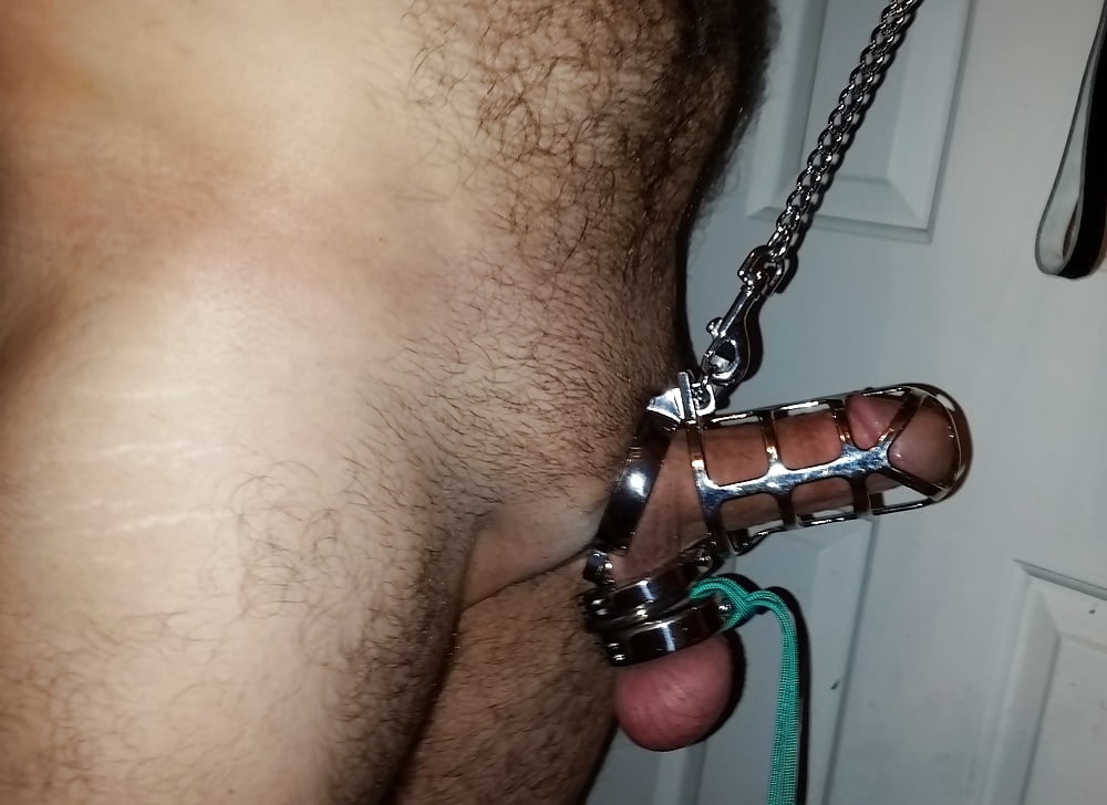 Enjaulado y vestido de la diversión
 #79924622