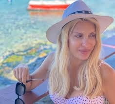 Griechische Berühmtheit : menegaki
 #102774488