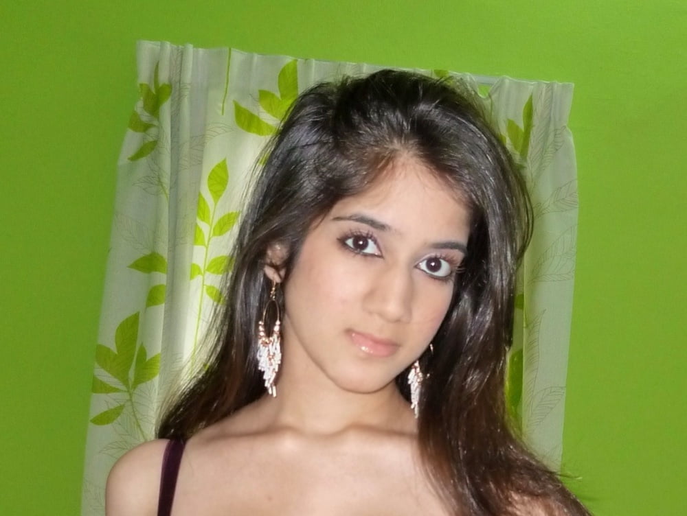 Unknown Desi Girl 011 (leaked semi-nudes) #102413301