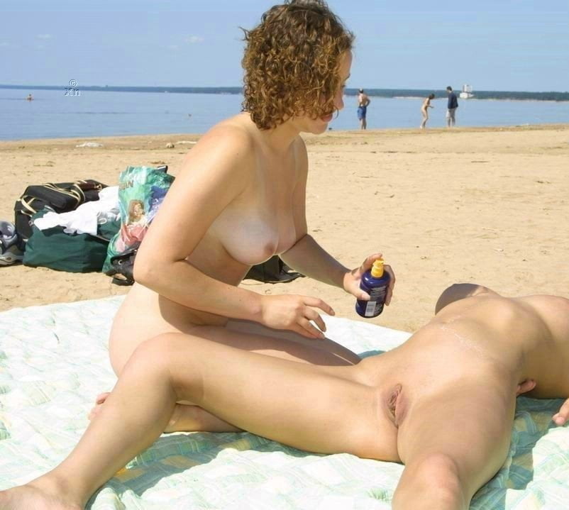 Nackte Nudisten-Paare am fkk-Strand
 #93795869