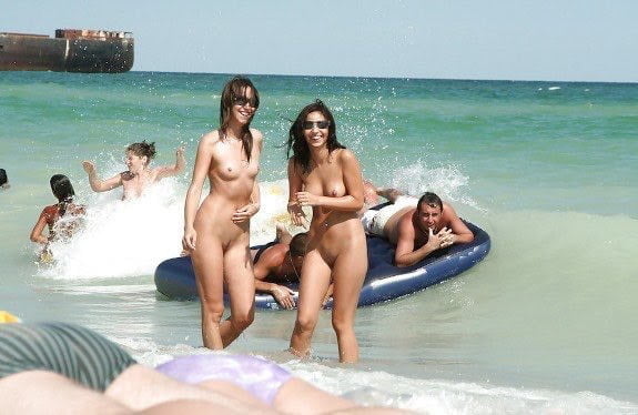 Les couples nudistes nus sur la plage fkk
 #93795912