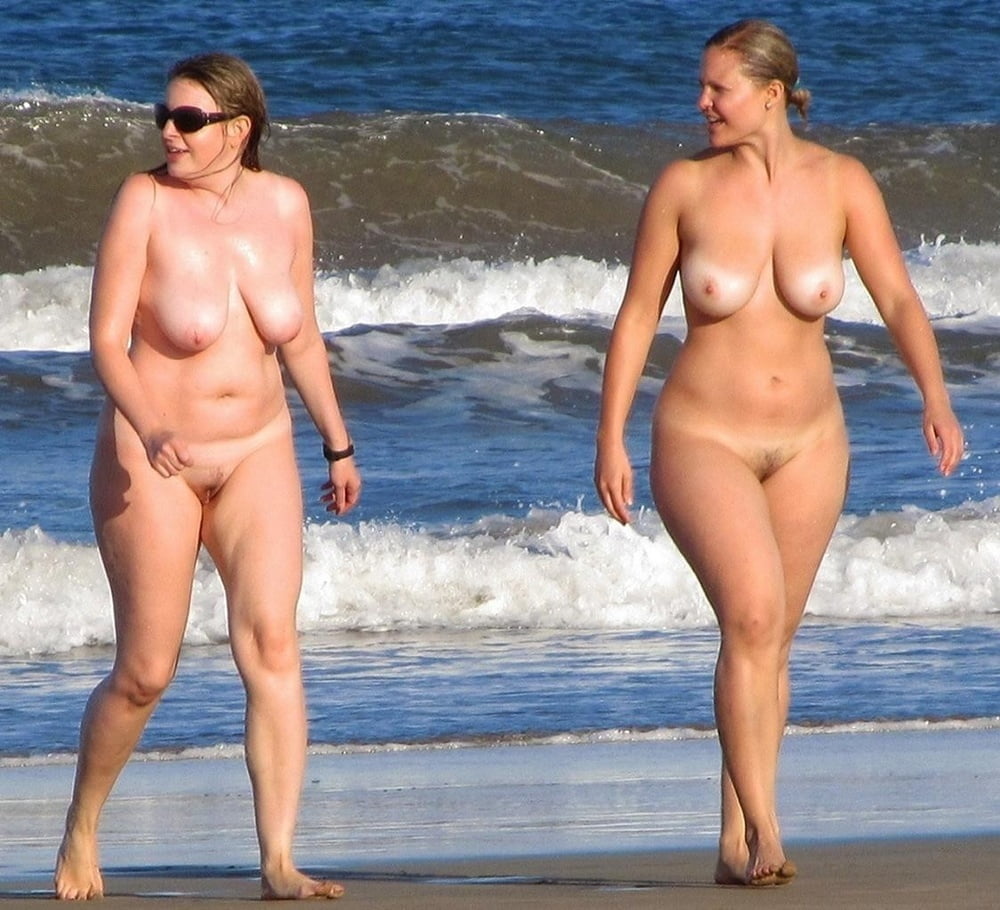 Les couples nudistes nus sur la plage fkk
 #93795974