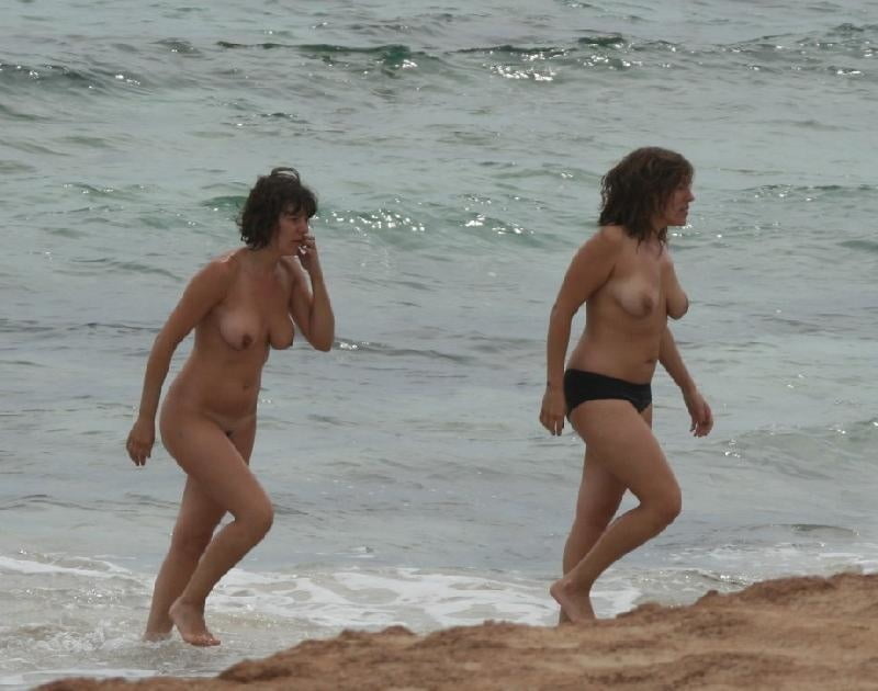 Les couples nudistes nus sur la plage fkk
 #93795992