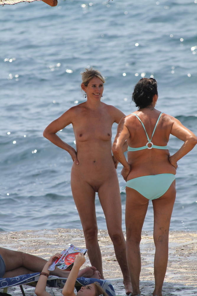 Nackte Nudisten-Paare am fkk-Strand
 #93796002