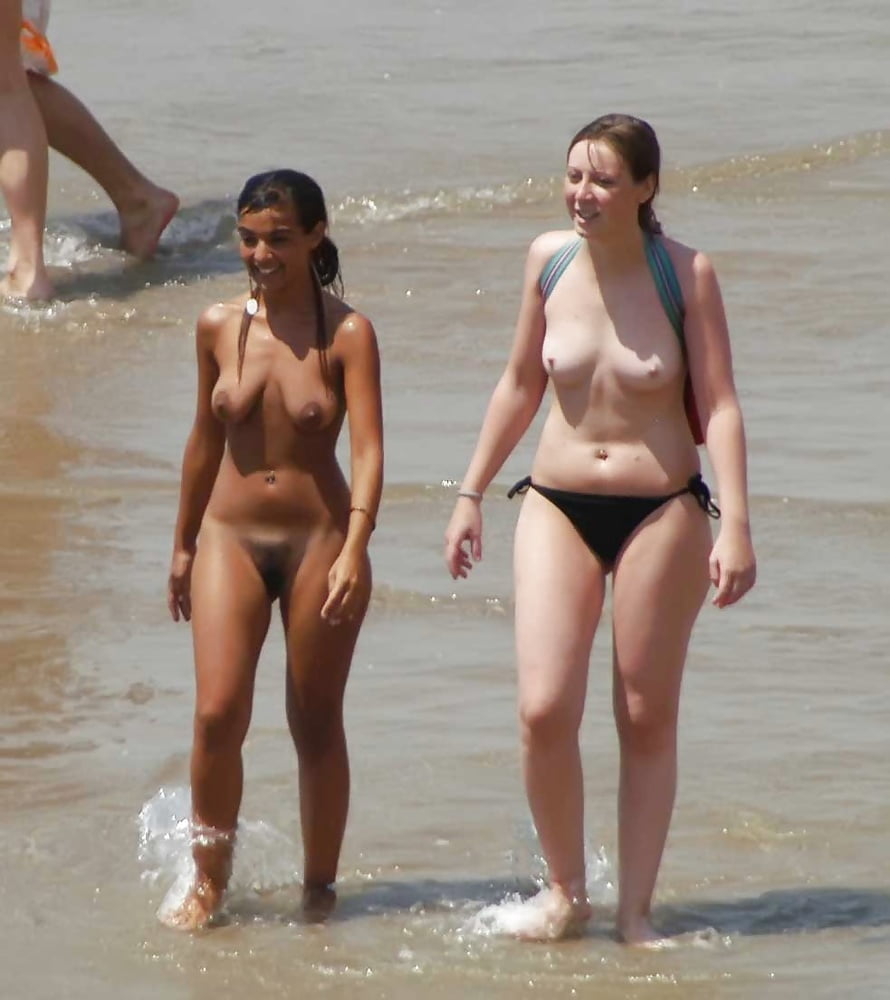 Nackte Nudisten-Paare am fkk-Strand
 #93796116