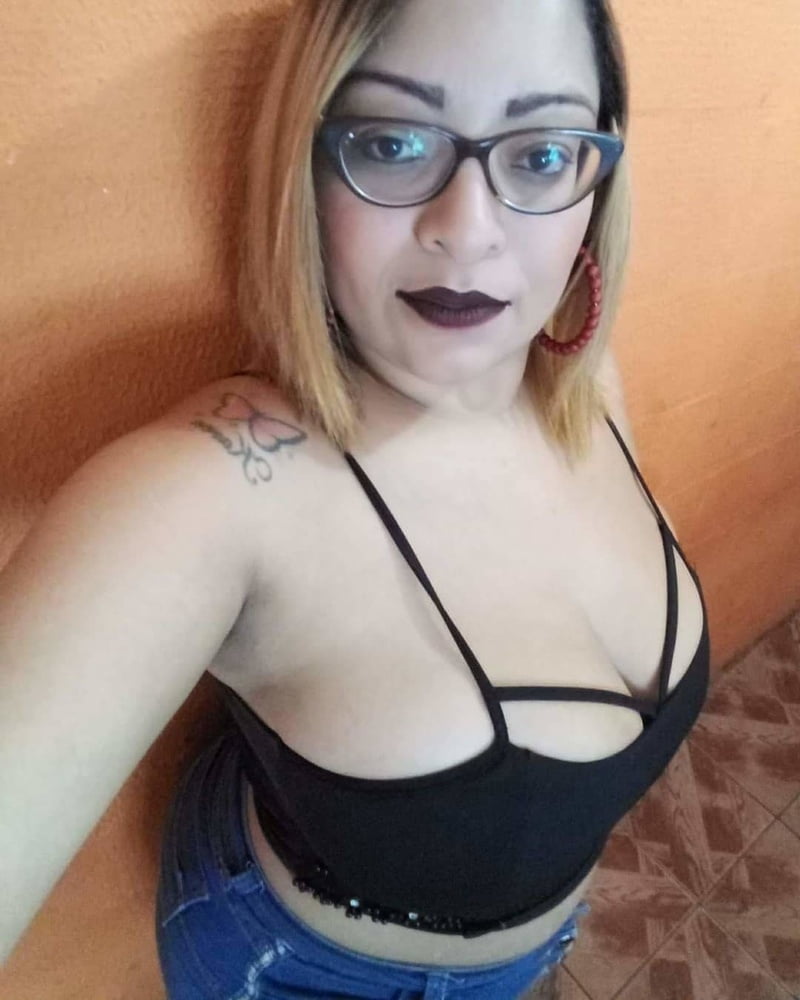 Esposa gordita sexy posando para homenajes, corridas y comentarios
 #88177421