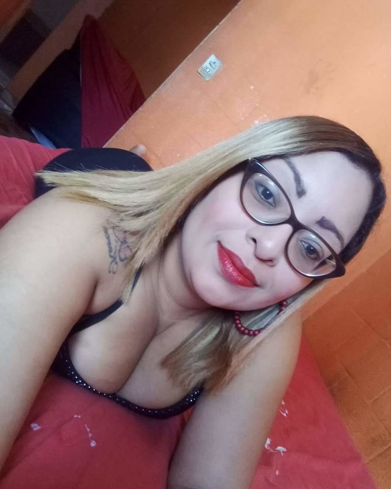 Esposa gordita sexy posando para homenajes, corridas y comentarios
 #88177429