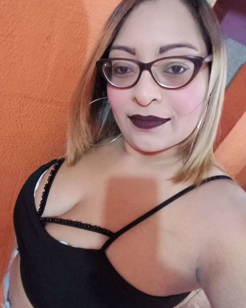 Esposa gordita sexy posando para homenajes, corridas y comentarios
 #88177431