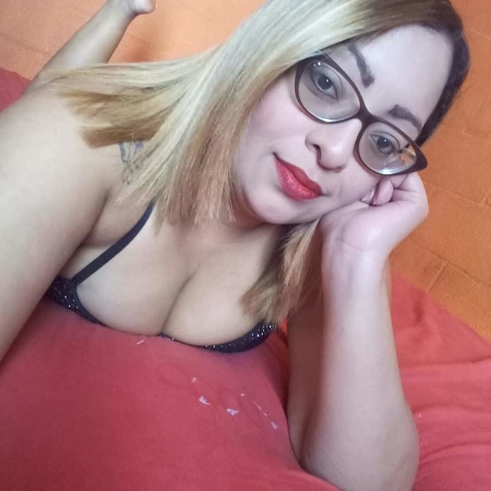 Esposa gordita sexy posando para homenajes, corridas y comentarios
 #88177433