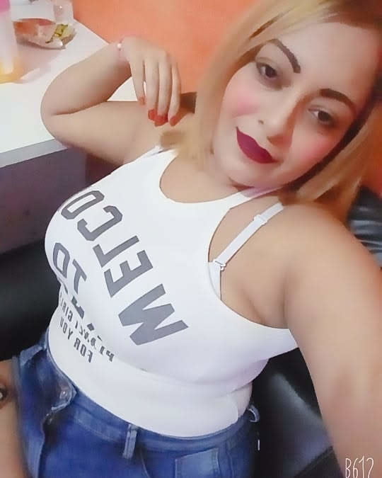 Esposa gordita sexy posando para homenajes, corridas y comentarios
 #88177459