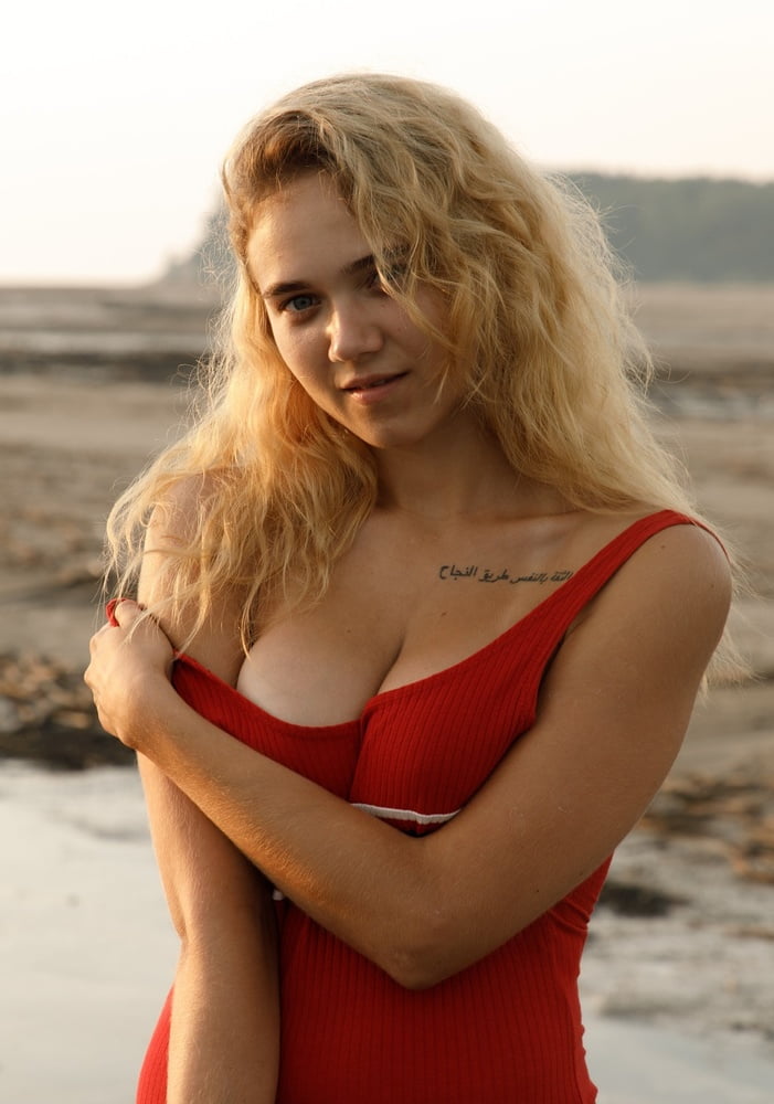 Sexy Babe Sofia - schmutziger Welpe am Strand
 #106347394