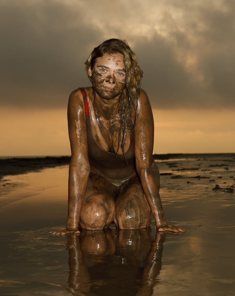 Sexy babe sofia - mucky pup en la playa
 #106347416
