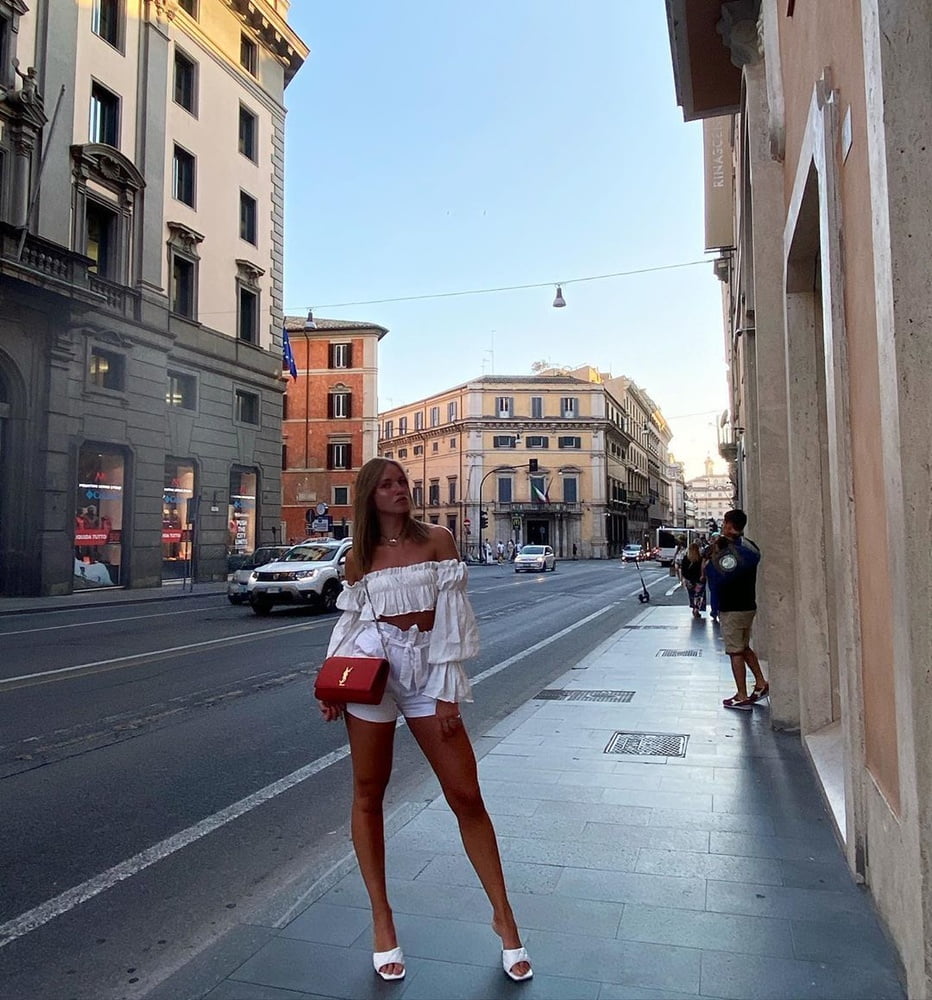 Fabiana sexy italienische blonde Schlampe mit schönen Beinen
 #80857988