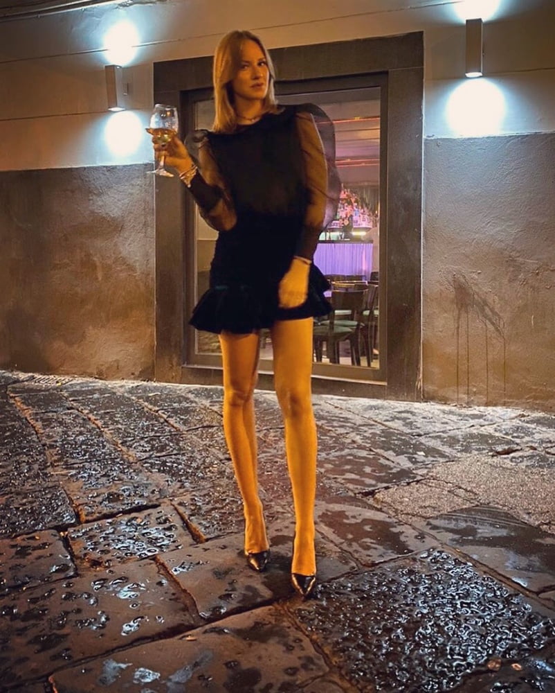 Fabiana sexy italienische blonde Schlampe mit schönen Beinen
 #80858083