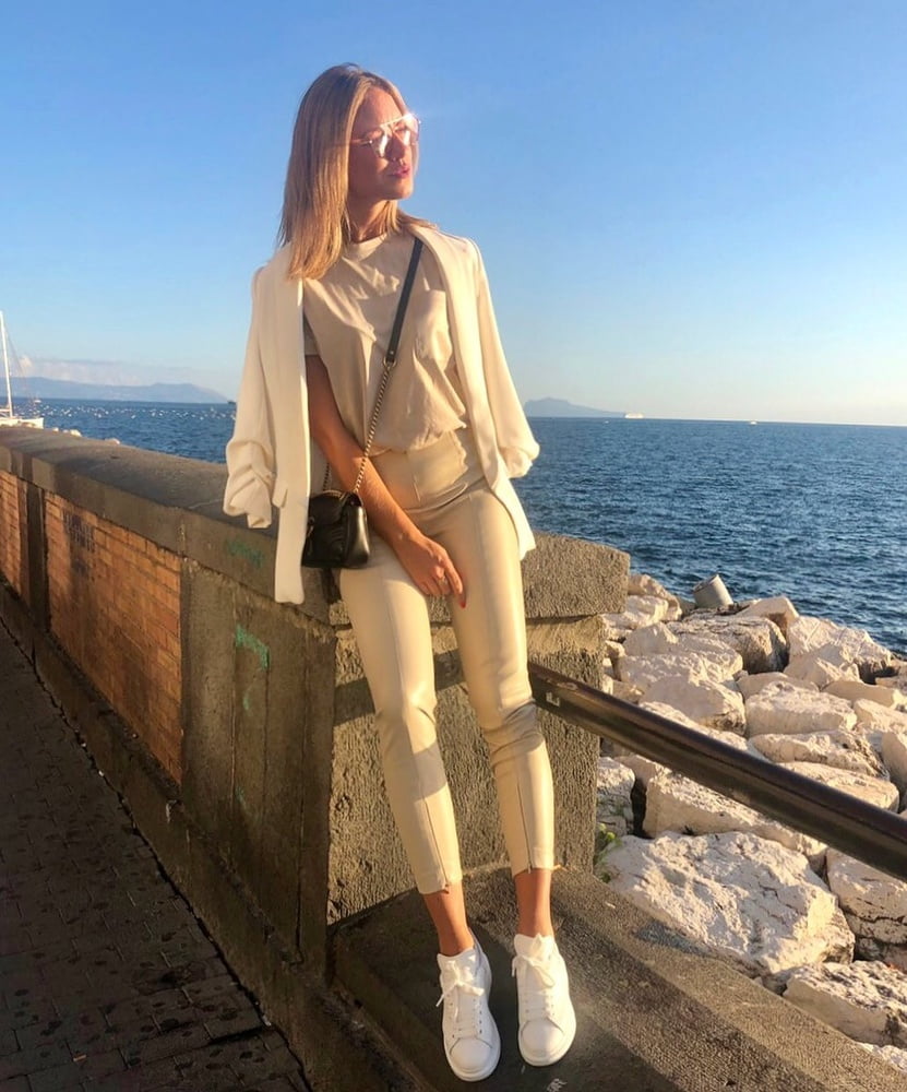 Fabiana sexy italienische blonde Schlampe mit schönen Beinen
 #80858113
