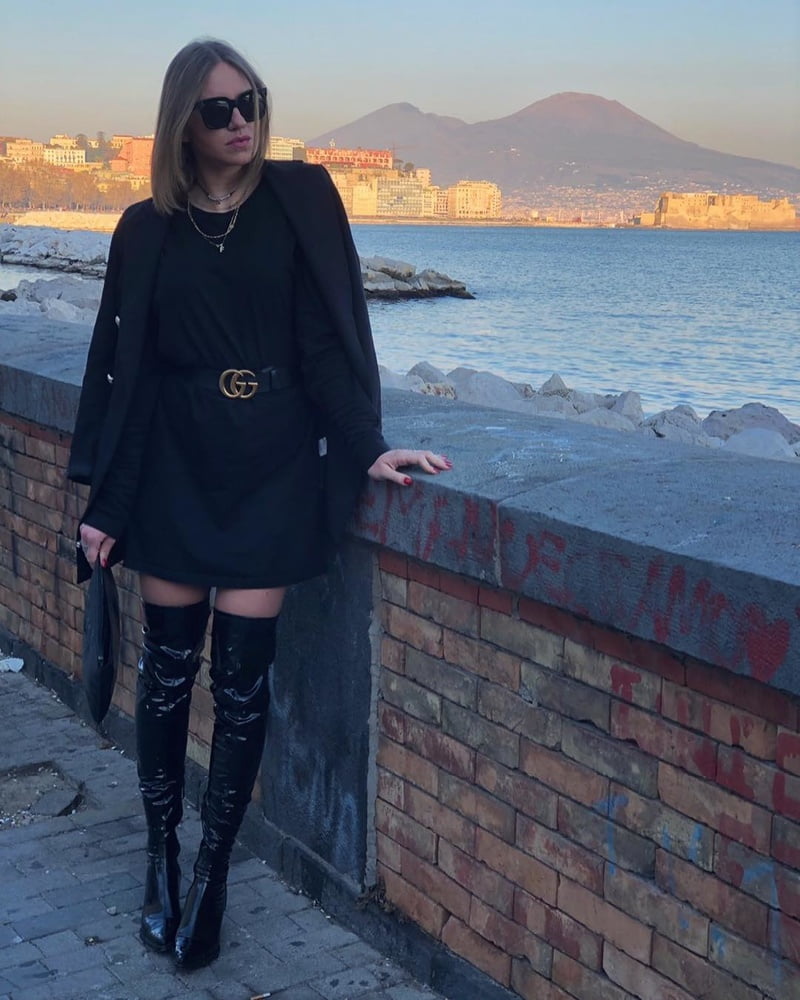 Fabiana sexy troia bionda italiana con belle gambe
 #80858192
