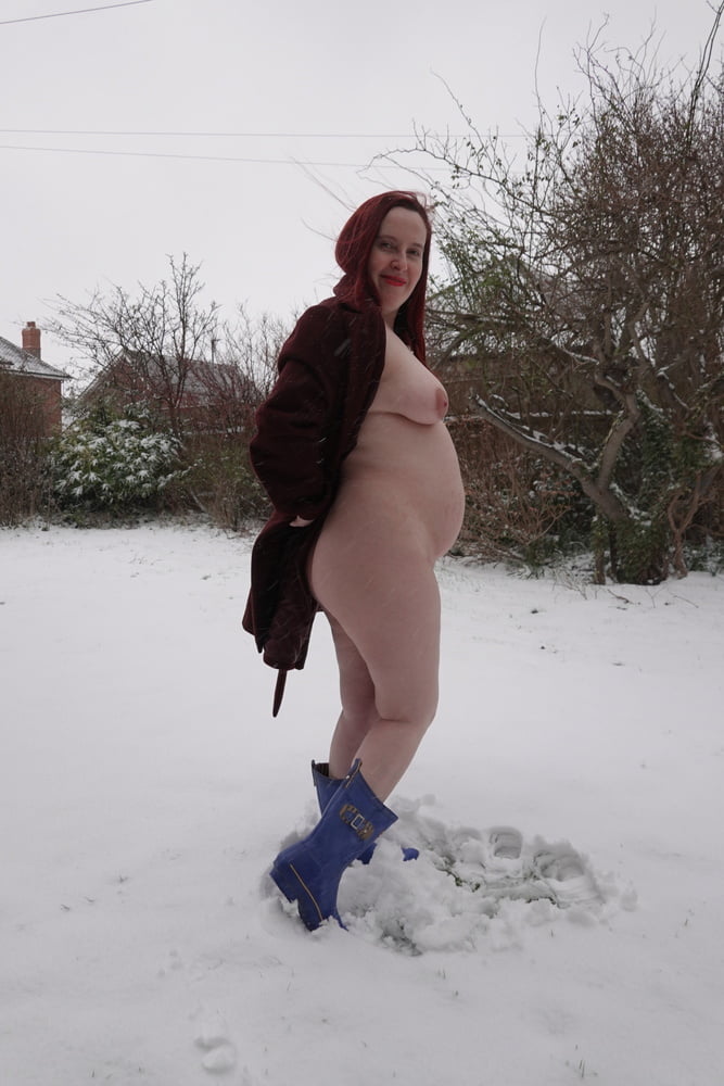 Schwangere blinkt nackt im kalten Schnee
 #106779819