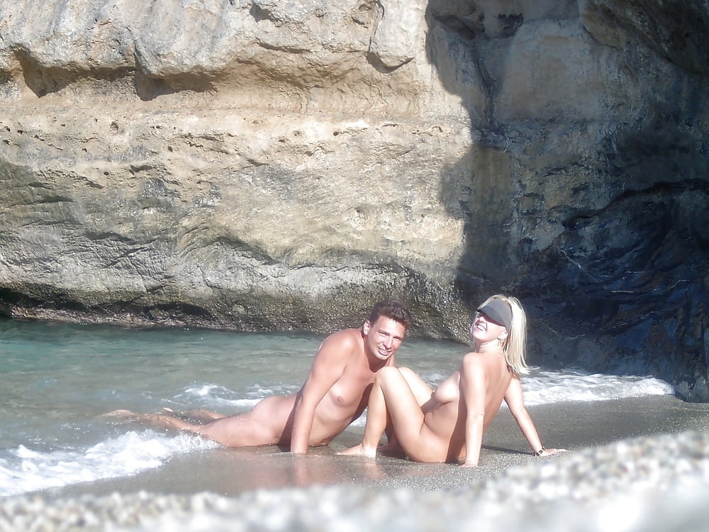 Nudist blonde Milf auf dem fkk Strand Urlaub
 #105009297