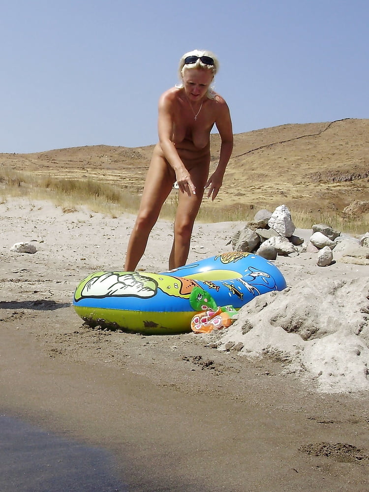 Nudist blonde Milf auf dem fkk Strand Urlaub
 #105009305