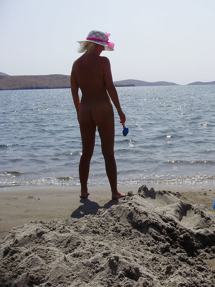 Nudist blonde Milf auf dem fkk Strand Urlaub
 #105009307