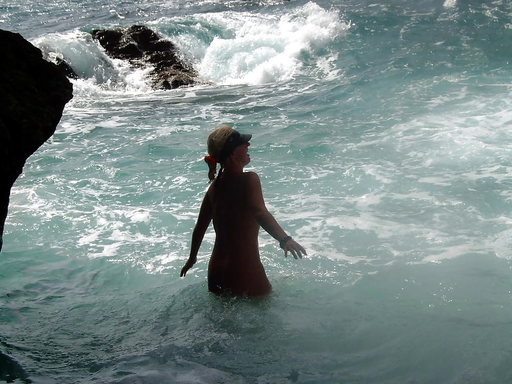 Milf bionda nudista in vacanza sulla spiaggia fkk
 #105009317