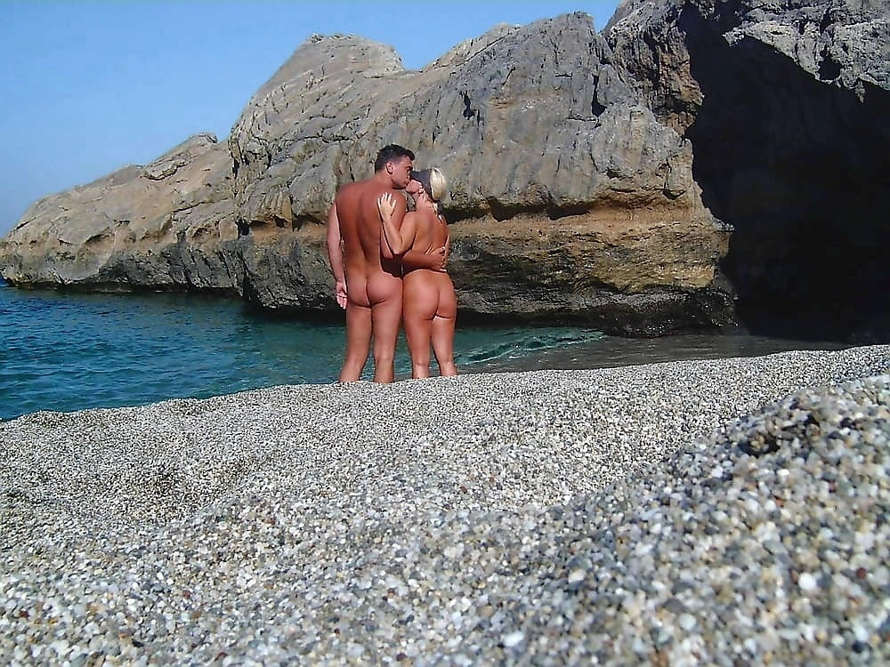Nudist blonde Milf auf dem fkk Strand Urlaub
 #105009319