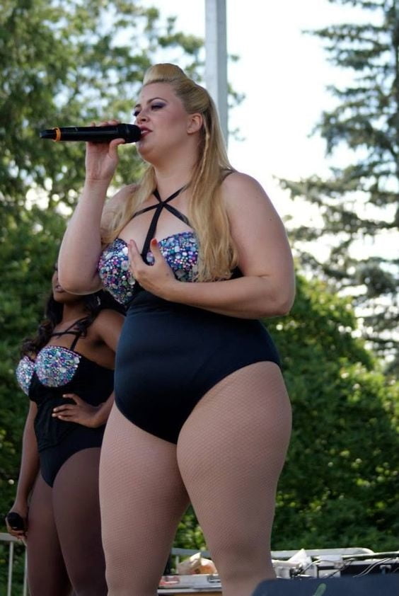 Caderas anchas de las mujeres 328
 #104094149