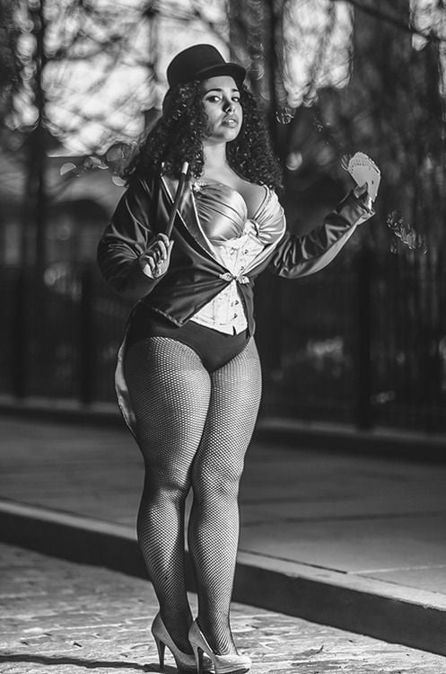 Caderas anchas de las mujeres 328
 #104094153