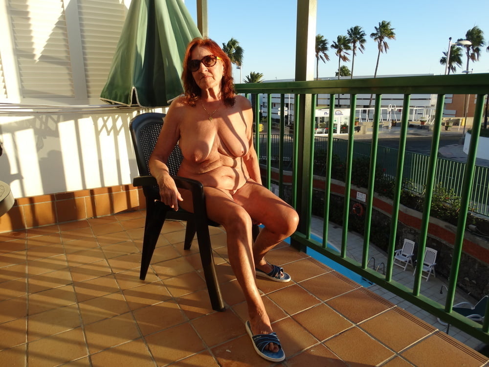 Gorgeous mature woman posing naked on the balcony (en anglais)
 #102799442