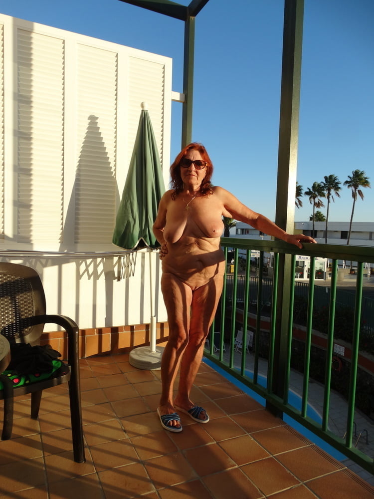 Gorgeous mature woman posing naked on the balcony (en anglais)
 #102799452