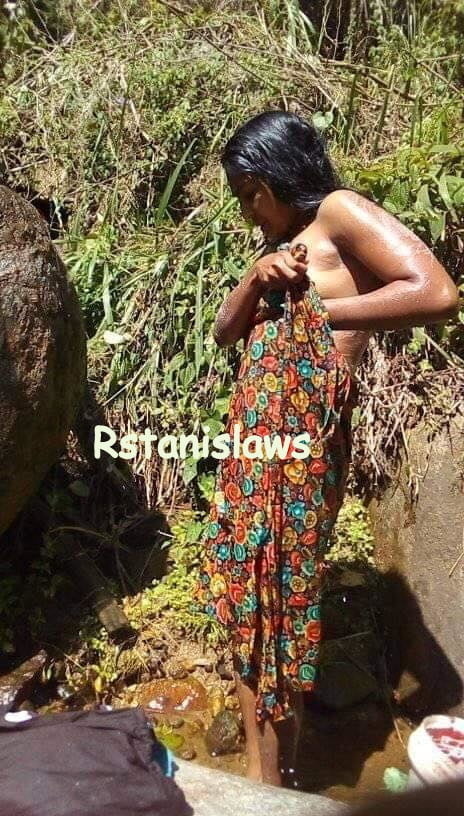 スリランカの女の子が屋外で水浴び
 #80867294