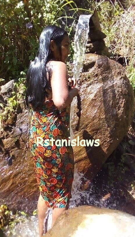 スリランカの女の子が屋外で水浴び
 #80867297