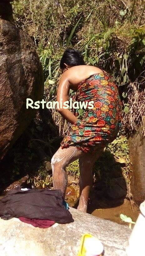 スリランカの女の子が屋外で水浴び
 #80867310