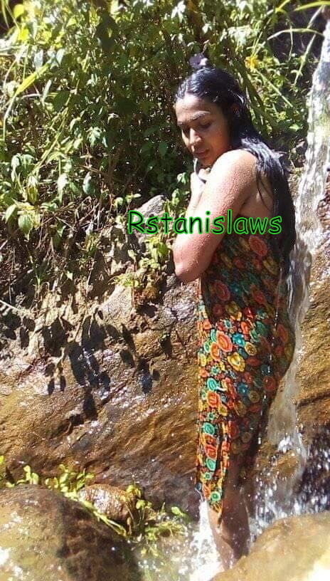 スリランカの女の子が屋外で水浴び
 #80867323