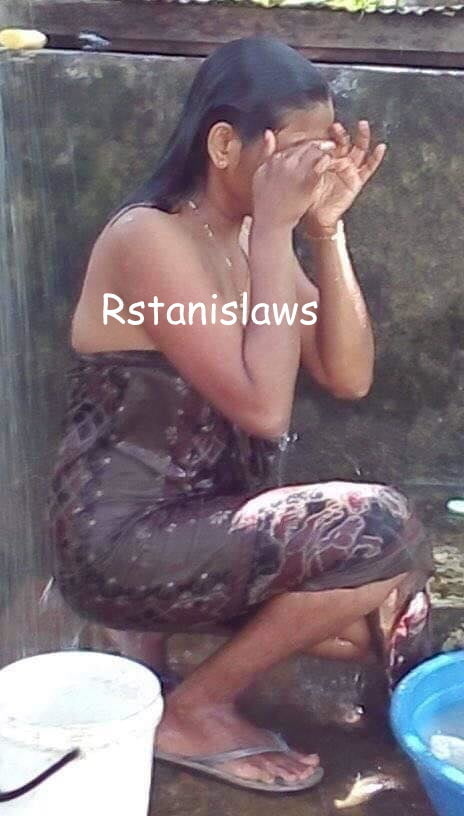スリランカの女の子が屋外で水浴び
 #80867334