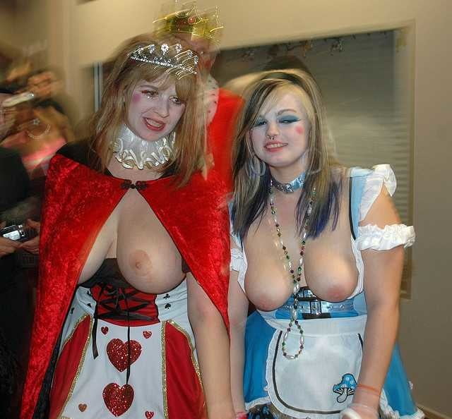 Sexy filles amateurs montrant leurs seins
 #102611857