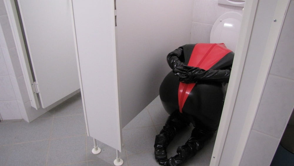 Anna comme une toilette en latex ...
 #88707341