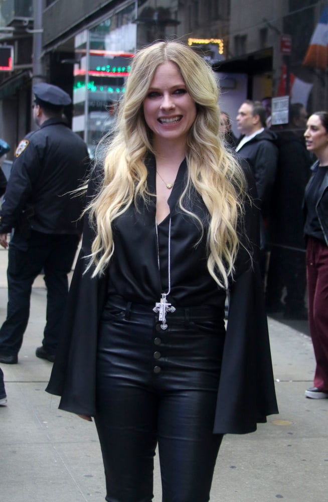 Avril Lavigne come as you are.
 #92544717