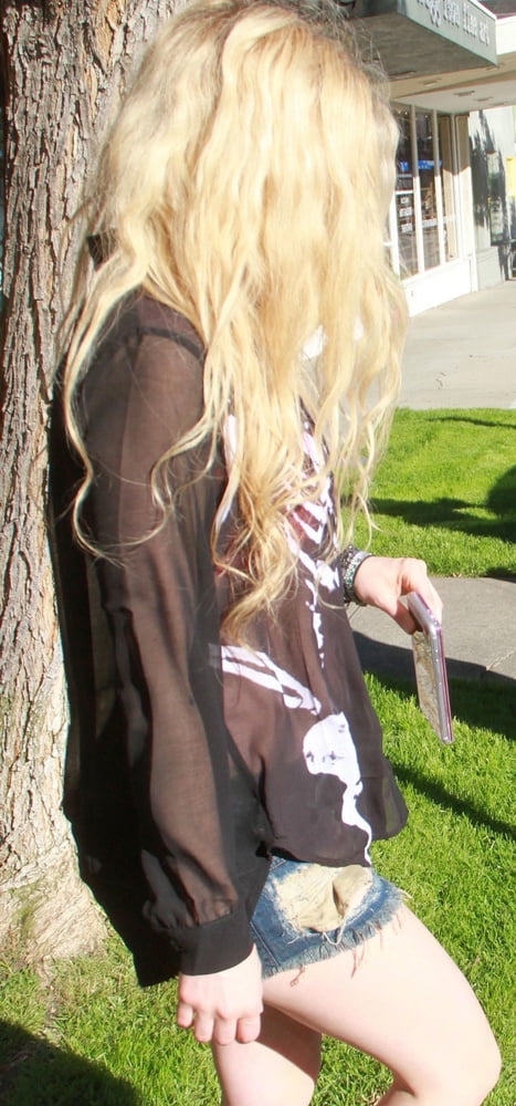 Avril Lavigne come as you are.
 #92544737