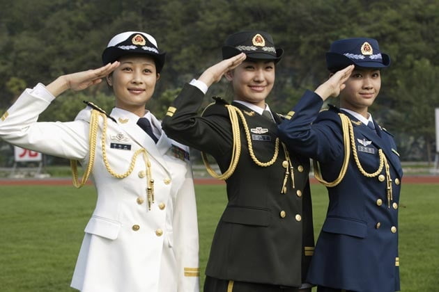 Millitärische Frauen
 #93177979