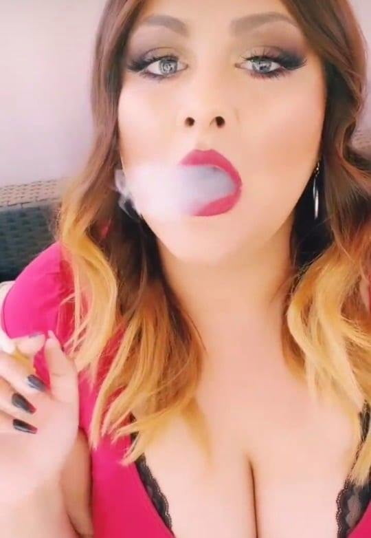 Voluptuosos fumadores
 #80931423