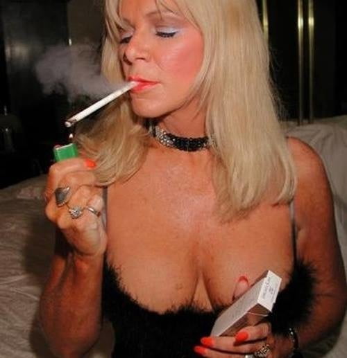 Voluptuosos fumadores
 #80931558