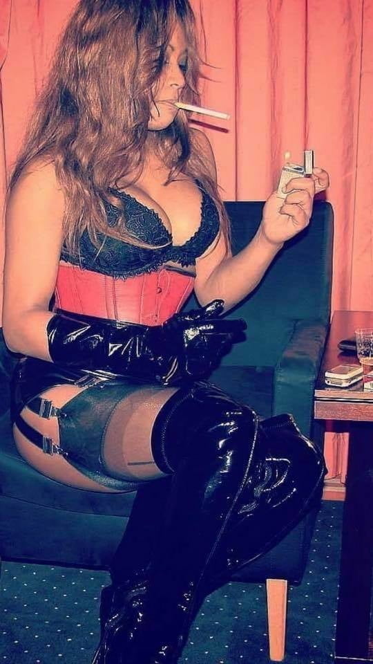 Voluptuosos fumadores
 #80931770