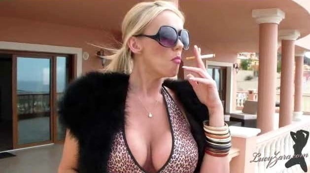 Voluptuosos fumadores
 #80931889