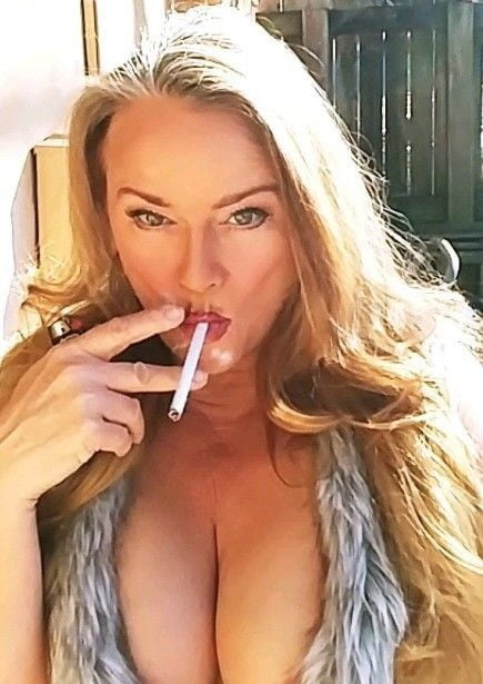 Voluptuosos fumadores
 #80931892