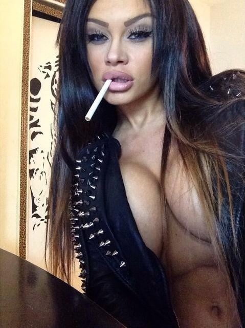 Voluptuosos fumadores
 #80932267