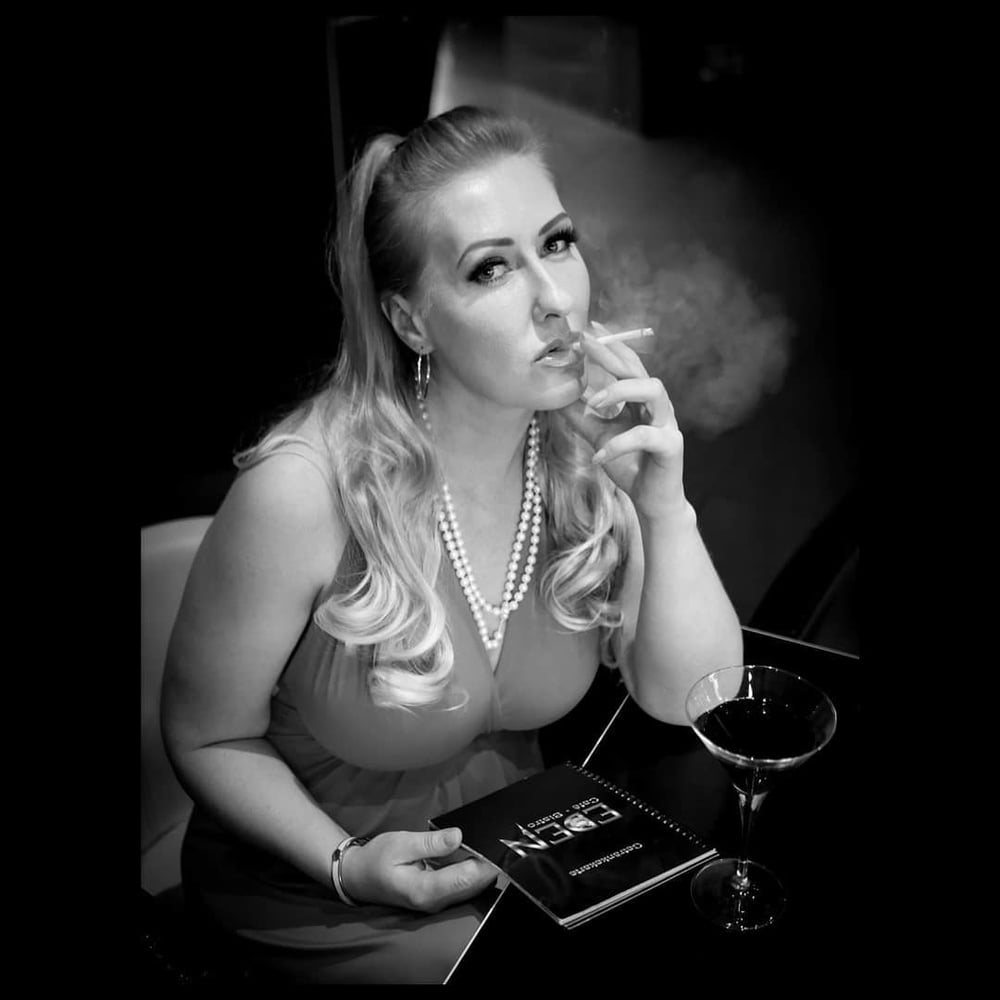 Voluptuosos fumadores
 #80932274