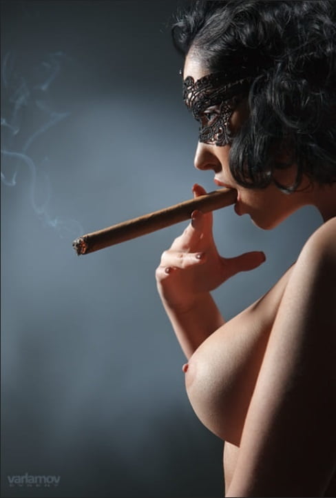 Voluptuosos fumadores
 #80932289