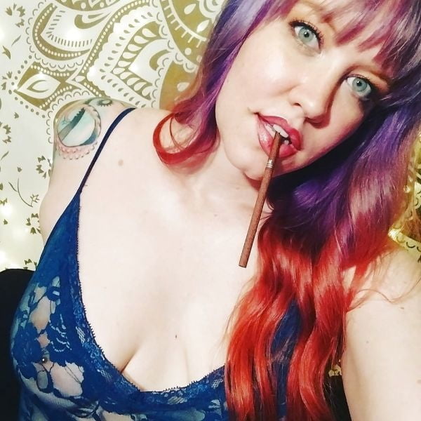 Voluptuosos fumadores
 #80932471